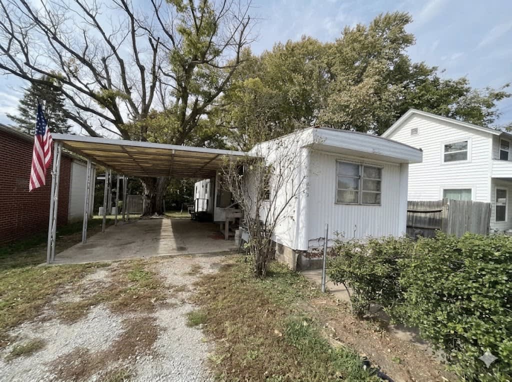 625 Main St. – photo 1