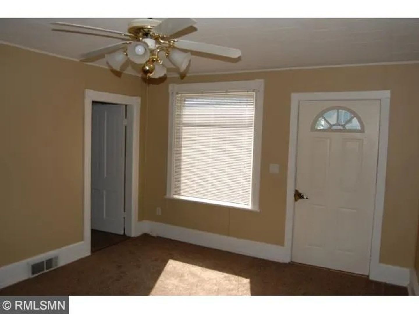 Newly refreshed 2 bedroom, 1 bath in duplex. Large yard in quiet neighborhood in Faribault. – photo 4