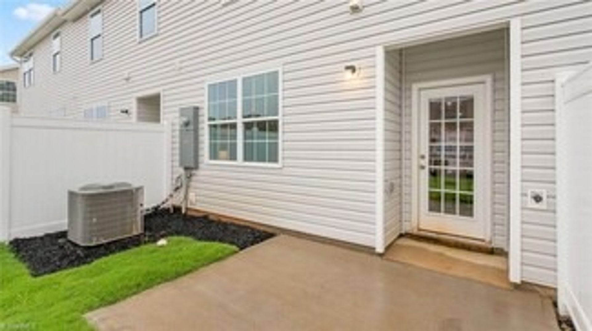 Modern 3-Bedroom Townhome with Garage in North Village Townes – photo 2