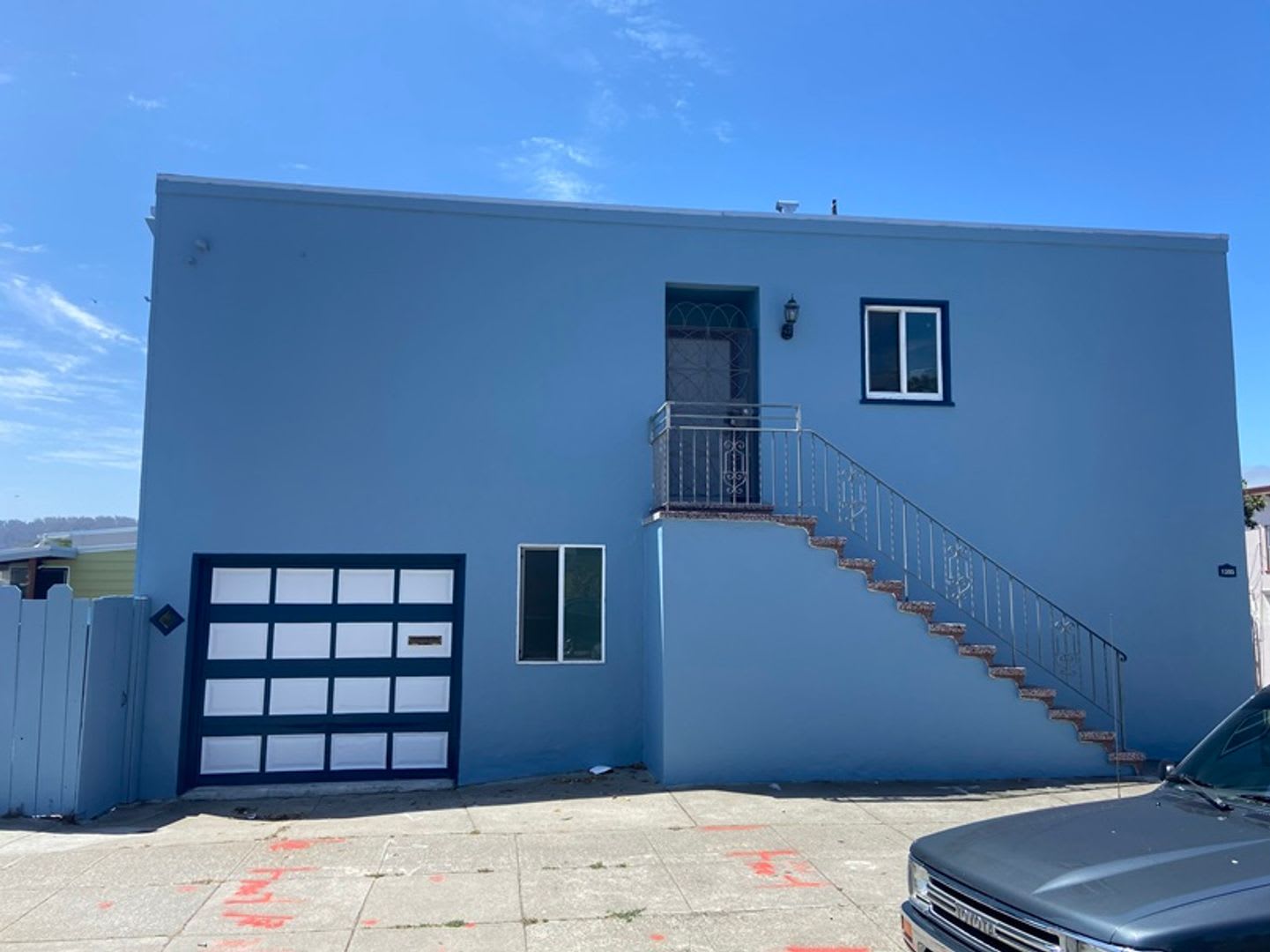 Spacious Corner Home In A Sunny Neighborhood Bayview – photo 2