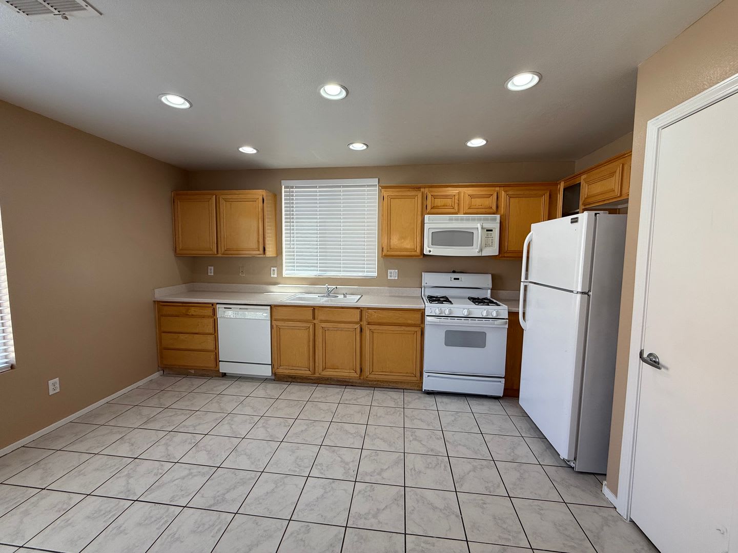 COMING SOON 4 BED 3 BATH OPEN FLOOR PLAN! – photo 3