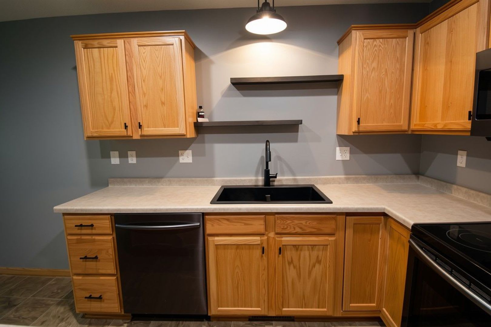 Spacious 3‑Bed Townhome with Modern Updates – photo 3