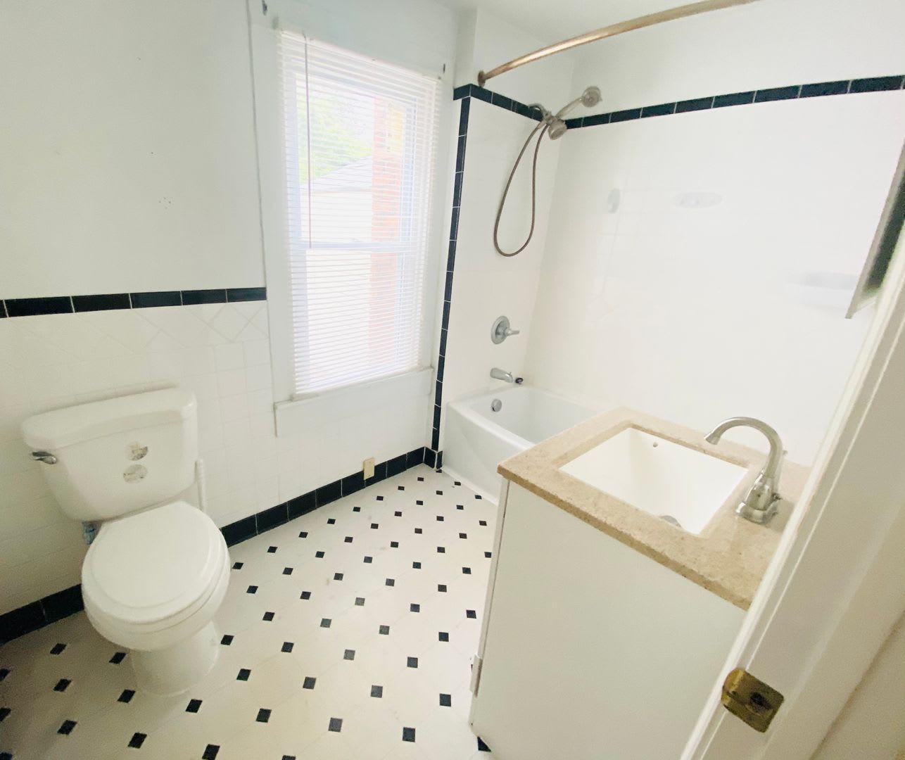 409 W Colonial Ave – photo 2