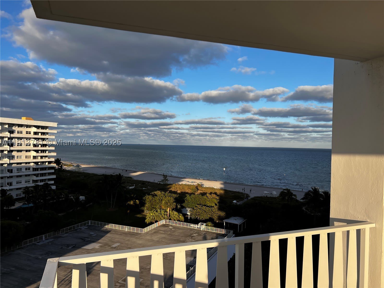 200 Ocean Lane Dr – photo 2