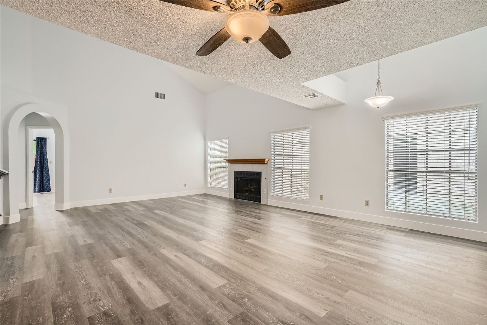 Beautiful 4 Bedroom Home in Guard-Gated Los Prados! – photo 3