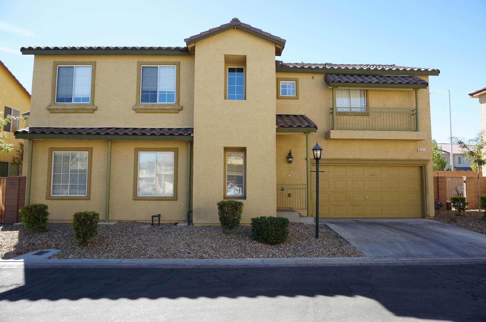 4 Bed, 2.5 Bath Home near Desert Breeze park! – photo 1