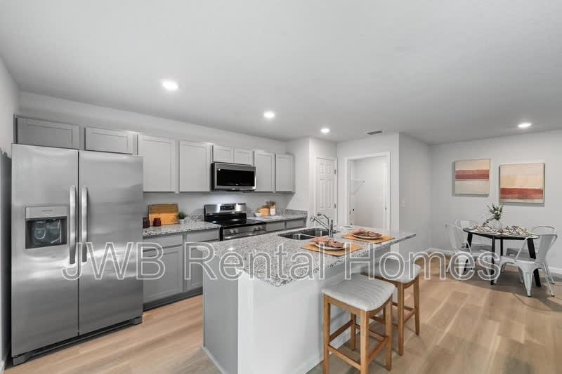 926 Kenmore St – photo 3