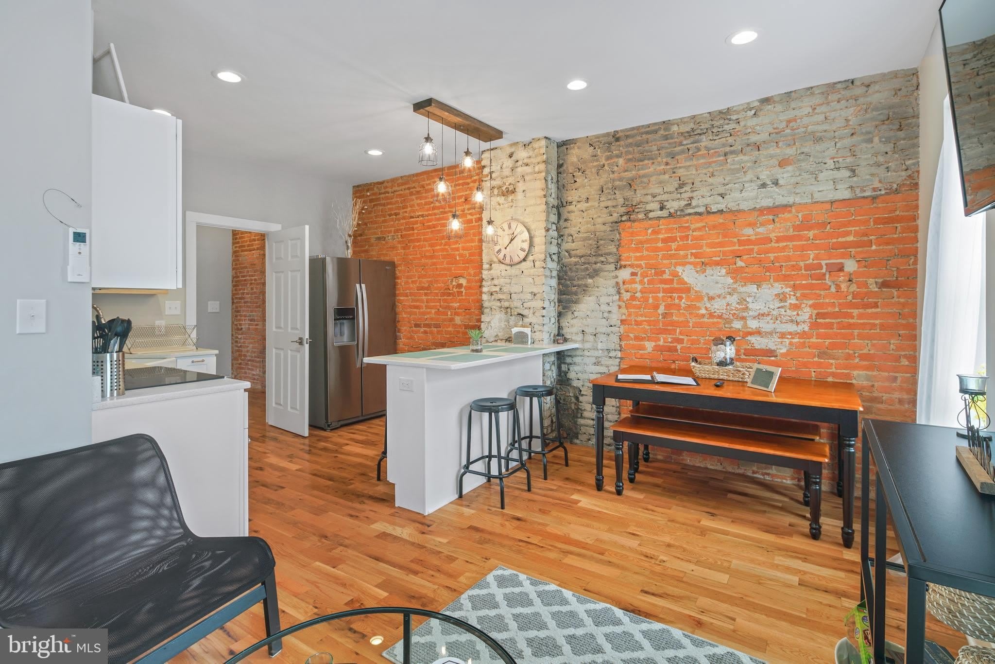 2049 E HAGERT Street – photo 2