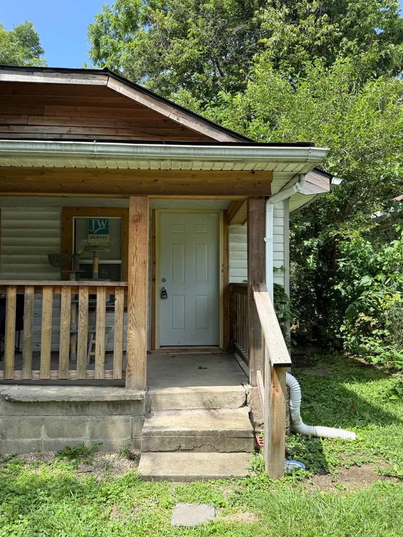Cute & Updated 1 Bedroom Duplex – photo 2