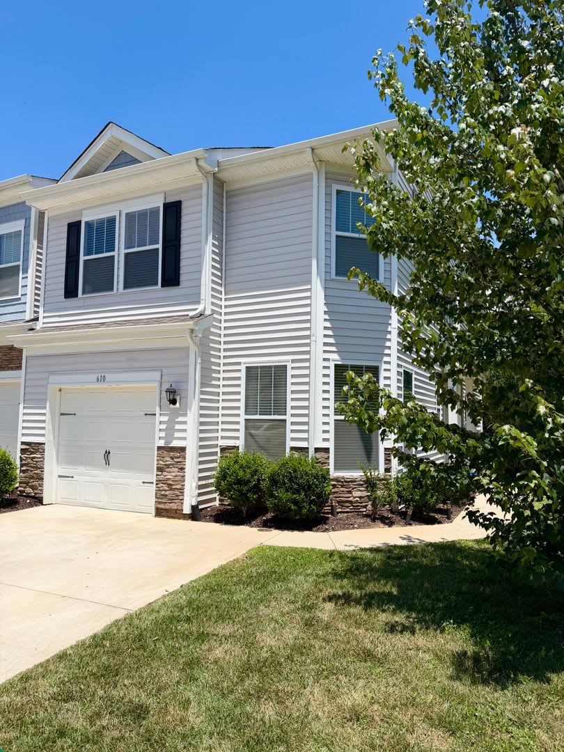 Spacious 3 Bedroom 2 Bath Townhouse W Office For Rent In Fountain Park Convenient Asheville Location – photo 2