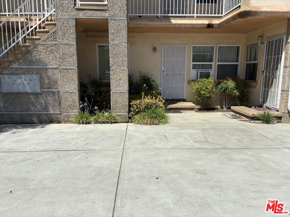 15943 Victory Blvd – photo 4