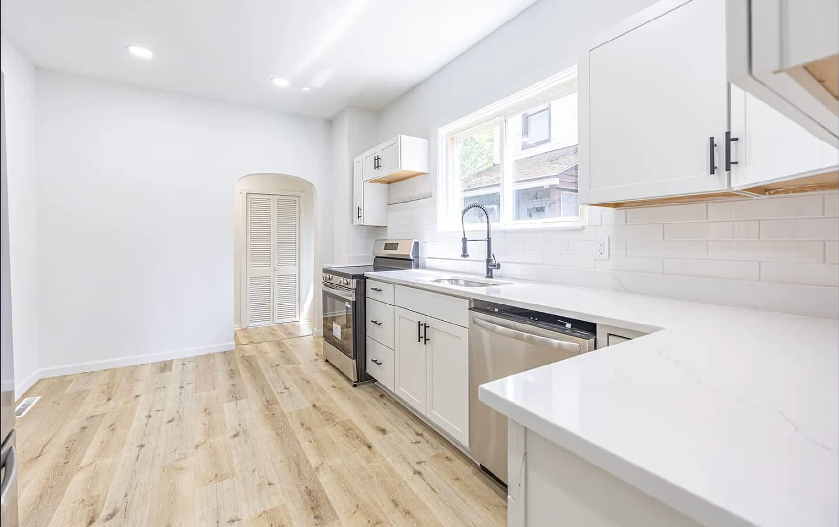 Newly Renovated 5-Bedroom Beauty! – photo 5