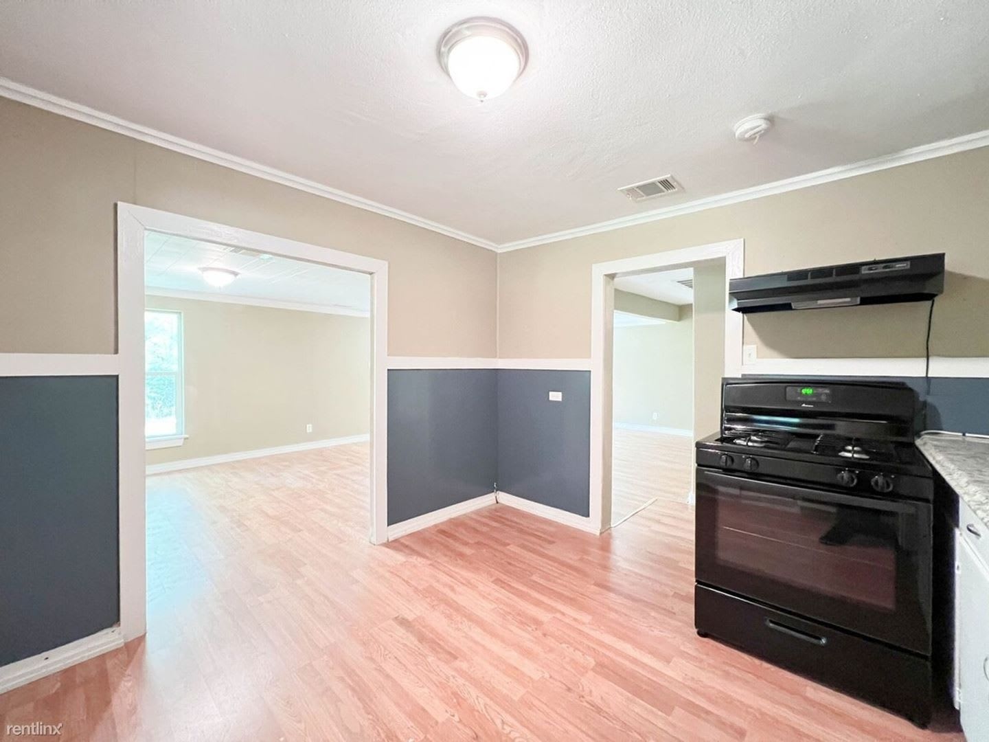 3 Bed, 1 Bath Home with Large Fenced Yard – photo 3
