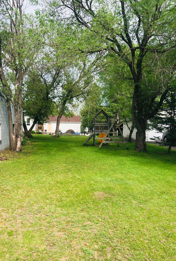 Charming 3-Bedroom Cloquet Home with Spacious Lot, Garage &amp; Prime Location Near Parks and Golf – photo 2
