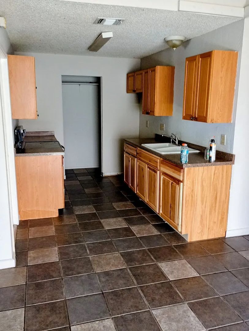 Room in 2 Bedroom Home in San Antonio – photo 2