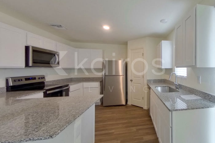 1010 Kaye Street East – photo 5