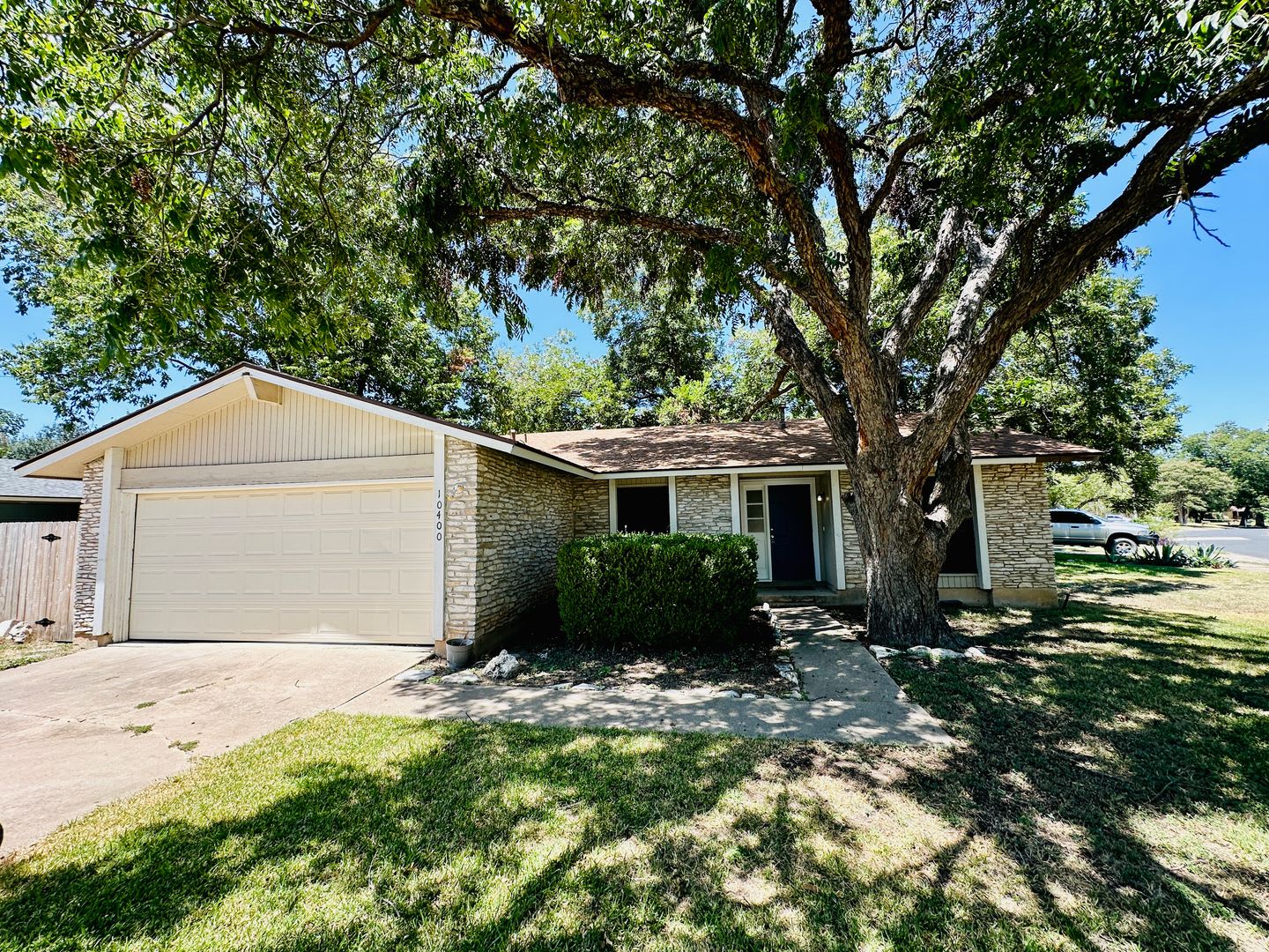 Charming 3BR Home with Study, 2-Car Garage & Private Backyard – photo 1