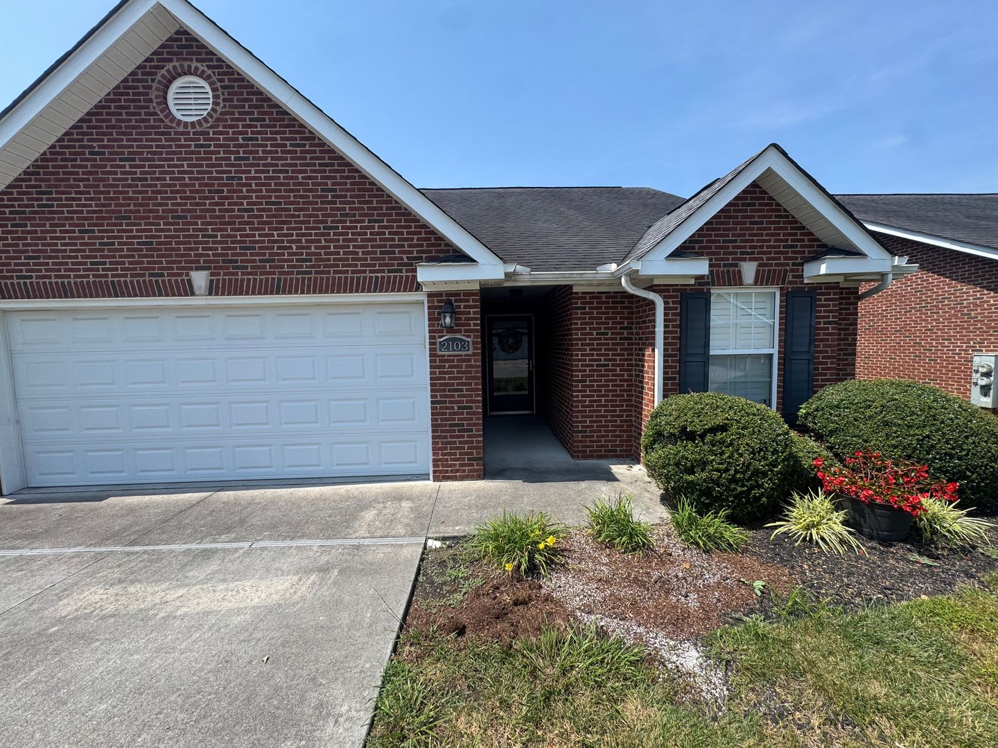 Stunner with Vaulted Ceilings, Hardwood Floors, and Resort-Style Community Perks – photo 4
