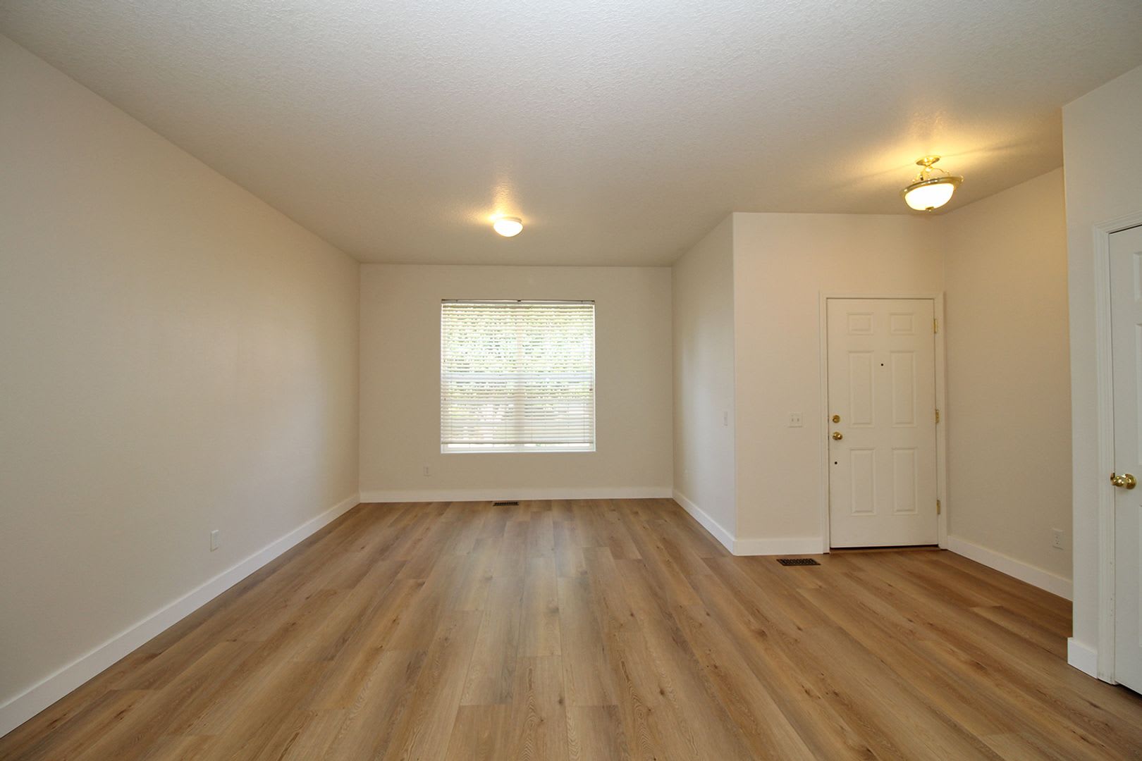 Custom-Built 5 Bedroom/3 Bath Home In A Great Sunnyside Neighborhood – photo 4