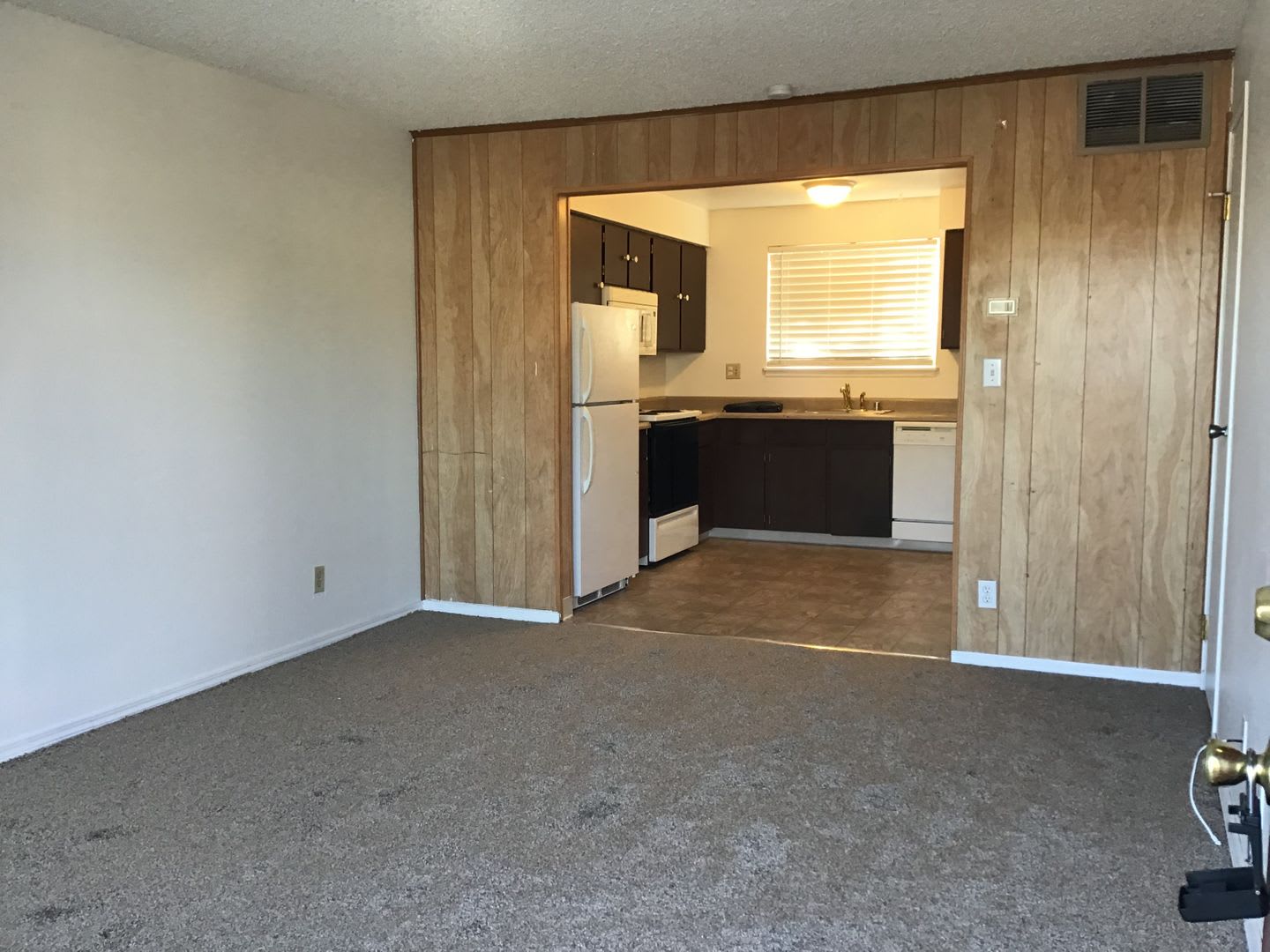 <b>2 Bedroom Reno Condo in Gated Community<br><br> – photo 2