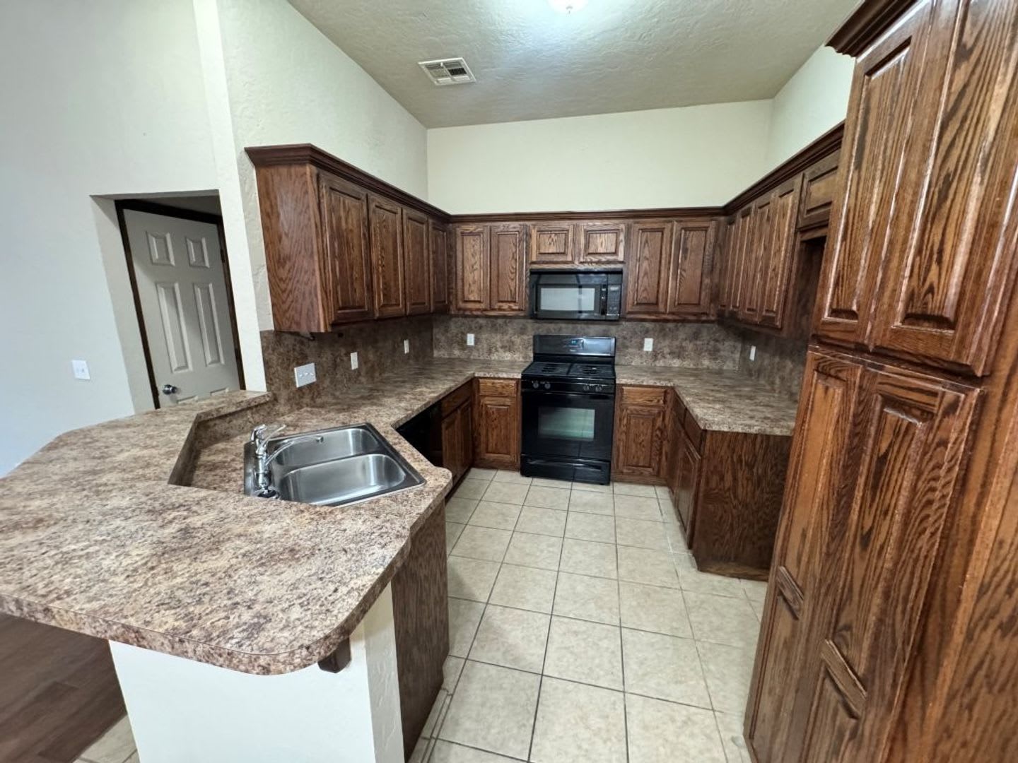 3-bedroom duplex with new carpet in the bedrooms and a 2-car garage ready for move in! – photo 4