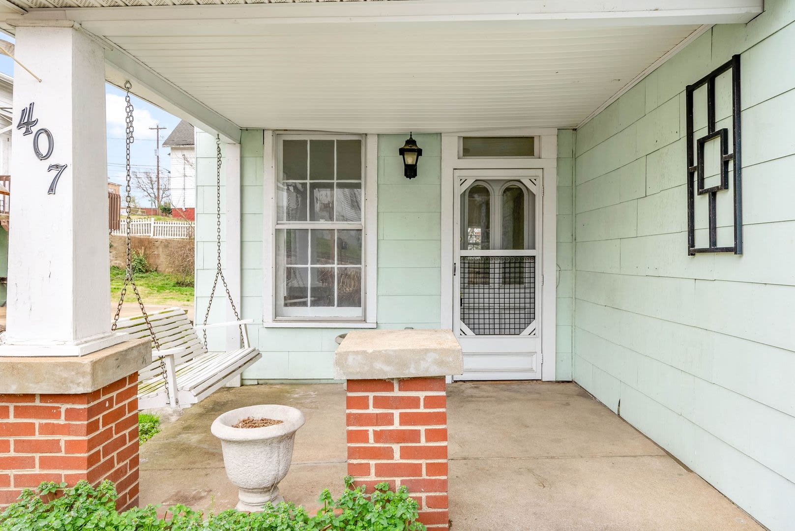 Cozy 2 Bedroom Downtown Home Available – photo 3