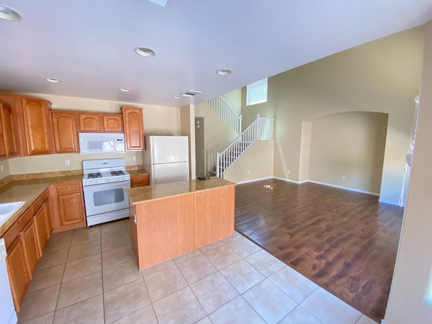 Beautiful 3Bed 3Bath 2Car Residence Located In Gated Northwest Community Next To Skye Canyon And Providence – photo 2