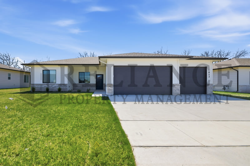 725 E Elmwood St – photo 1