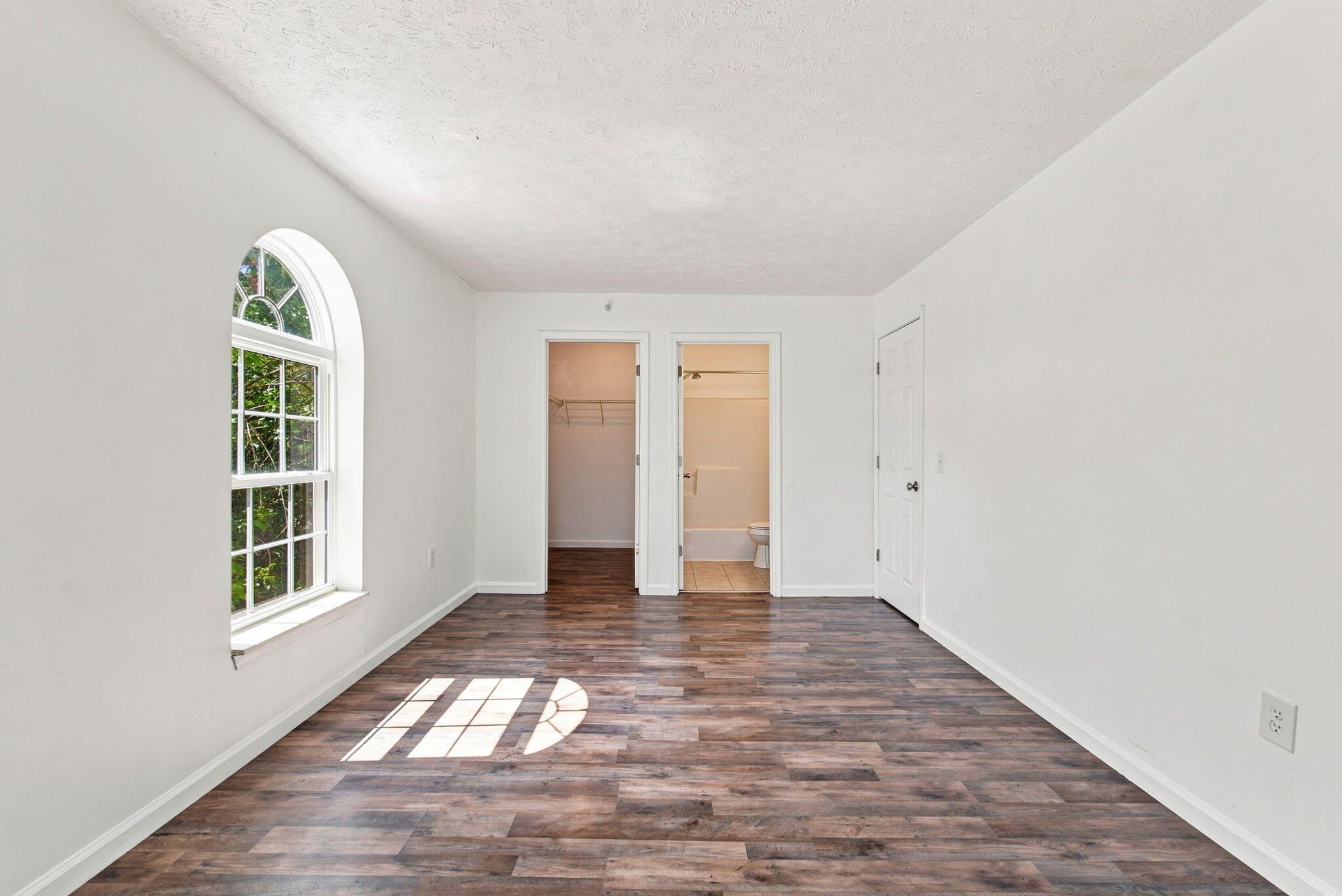 1081 S Broadway – photo 3