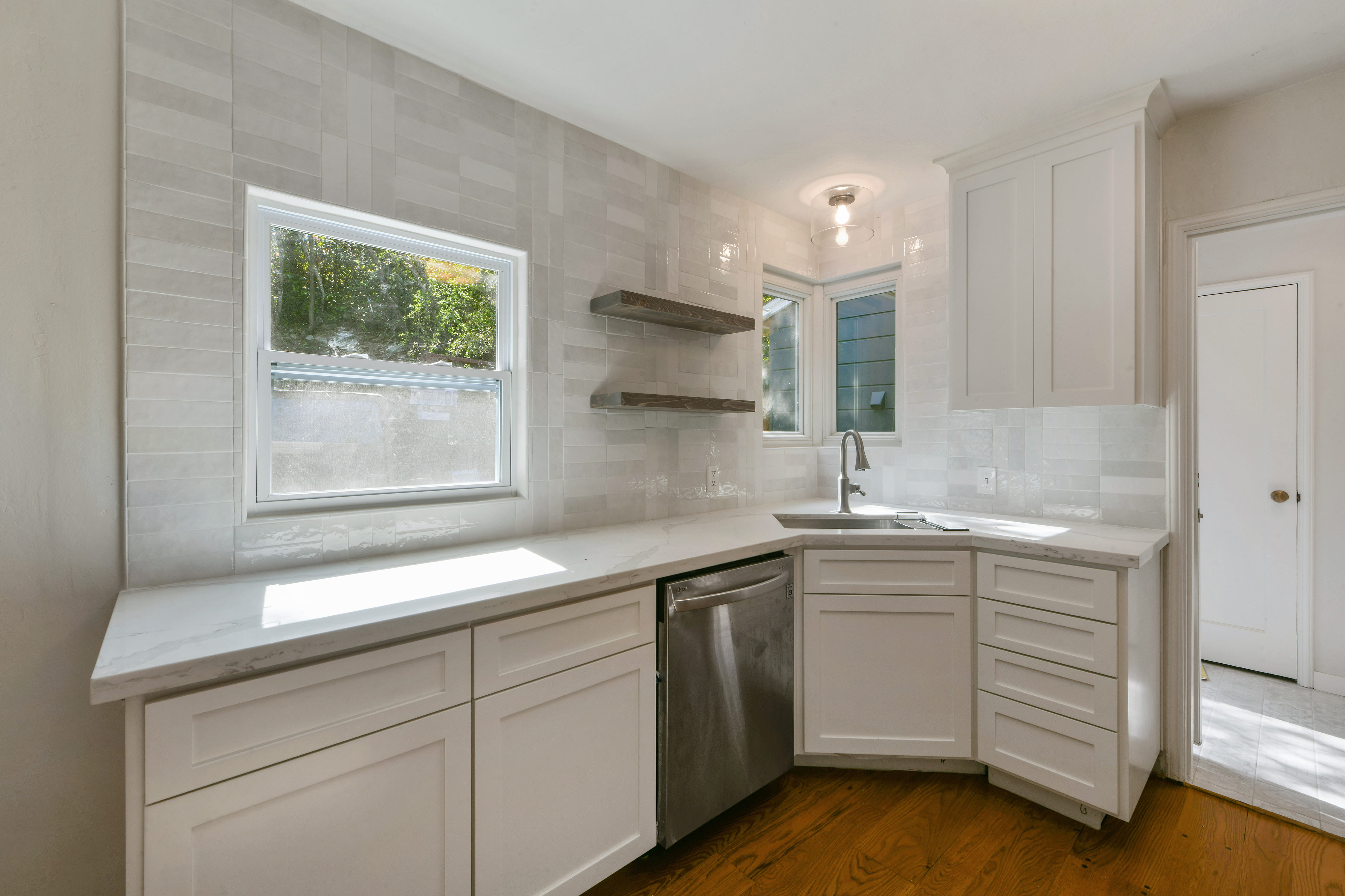 925 Hawthorn Drive – photo 5