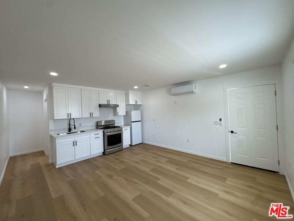 19459 Keswick St – photo 5