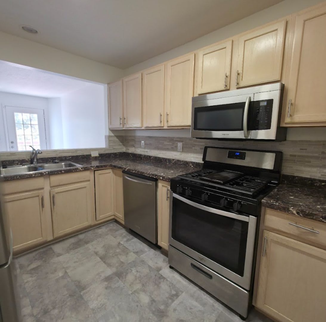 Single Family Home 2 beds 1 Full bath and 1 Half bath Available Now! – photo 2