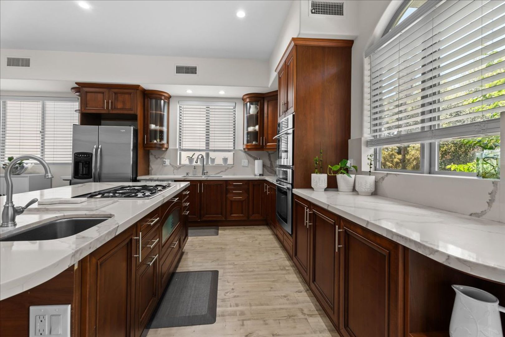 Spacious Tri Level Townhome In Valley Village – photo 2