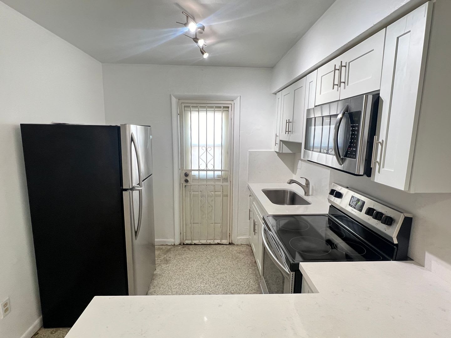 Spacious Upgraded Two Bed One Bath Unit Located In The Heart Of Little Havana The Building Has A Washer And Dryer On Site – photo 2