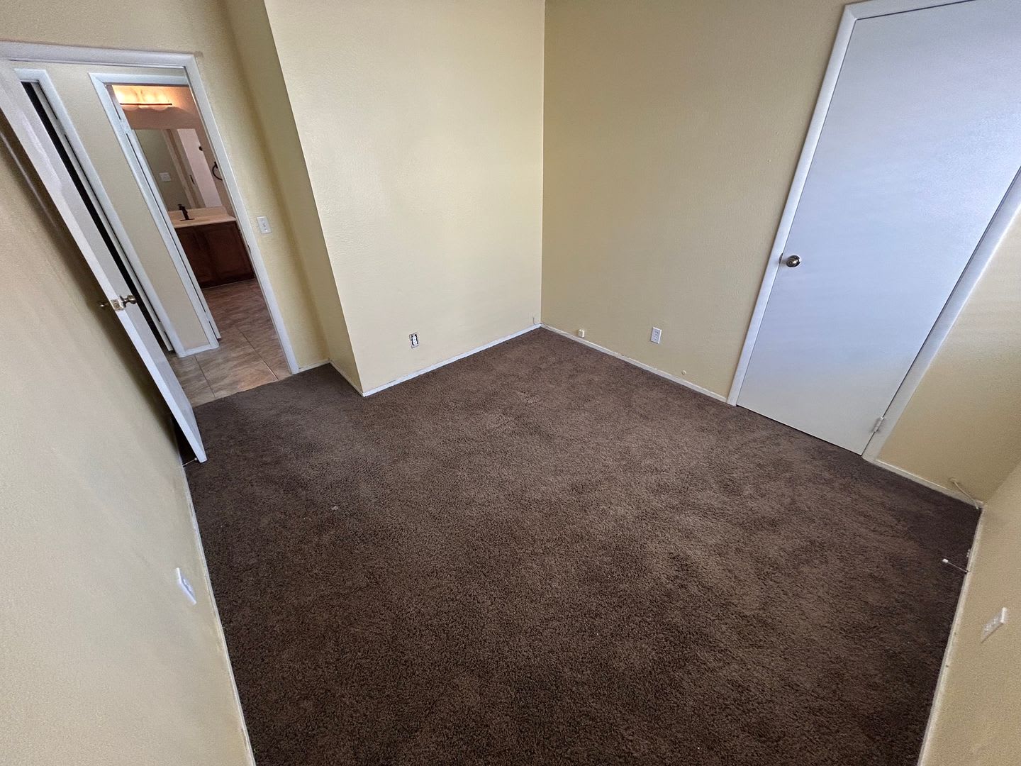 BEAUTIFULLY RENOVATED HOME WITH NEW PAINT, CARPET, AND LIGHT FIXTURES – photo 4