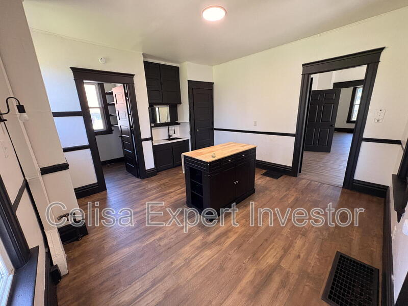 2408 Smith Street – photo 4