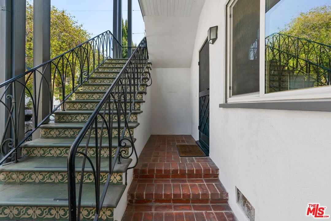 180 N Clark Dr – photo 2