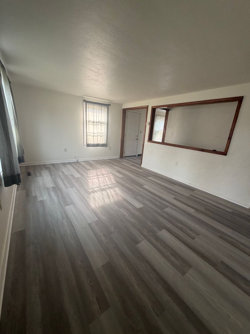 Adorable 2-Level Single Family Home in a Quiet Neighborhood – photo 2