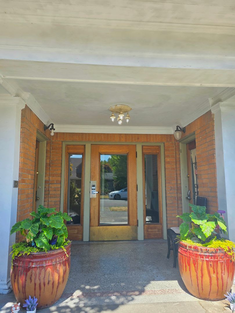 Large 1 Bedroom Historic Condo Top Floor Unit With A Charming Interior Available Now – photo 2
