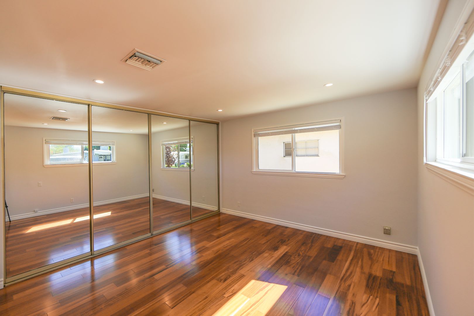4 Bedrooms/3 Bathrooms in Encino – photo 5