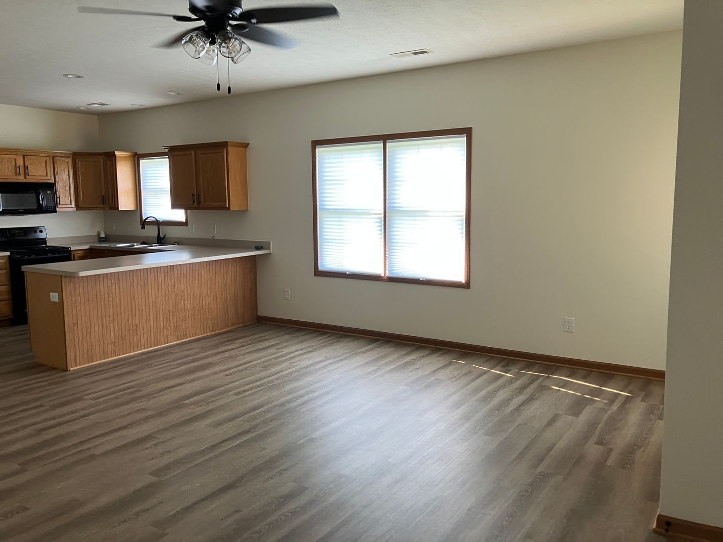 2 Bedroom, Ranch Townhome with Garage – photo 3