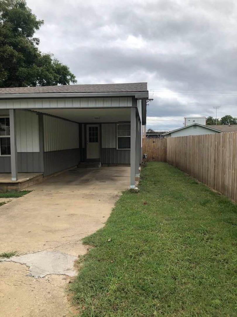 Completely Remodeled 3 Bedroom 1 Bath House New Privacy Fence – photo 3