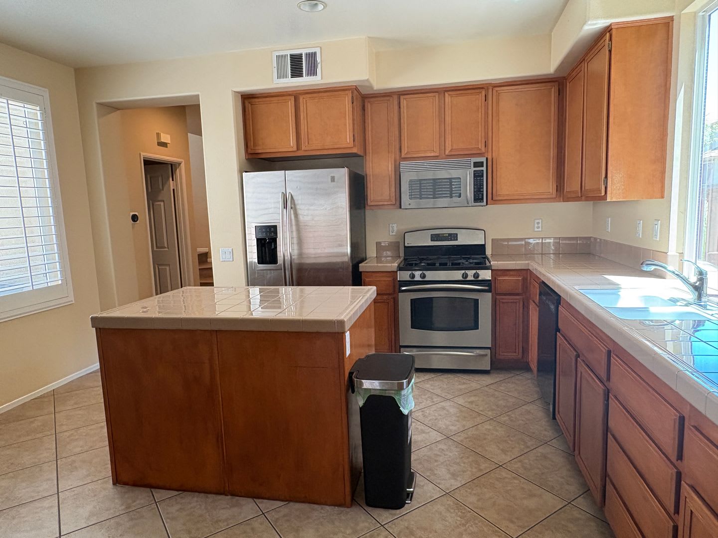3 bedroom, 2.5 bath Home located in the Gated College Lane Community in Redlands, CA – photo 5