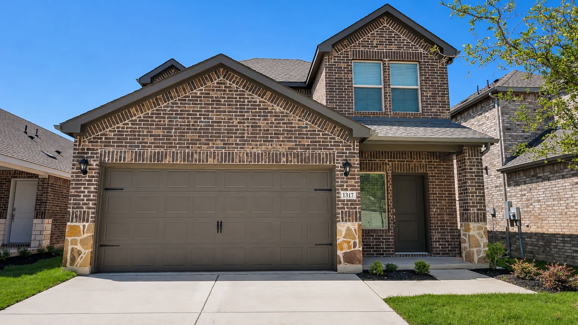 Modern Elegance With An Outdoor Retreat Beautifully Upgraded Home In A Prime Location – photo 3