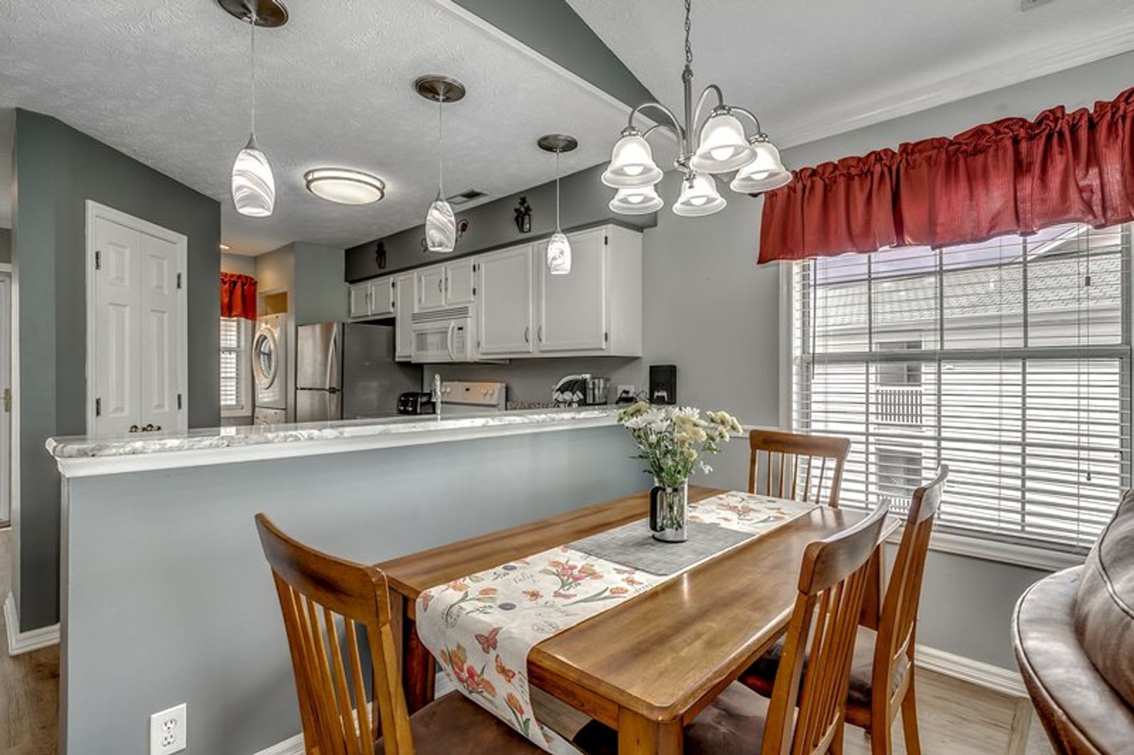 Lovely, Furnished Two- Bedroom, Two-Bath Condo in River Oaks Available Soon! – photo 5