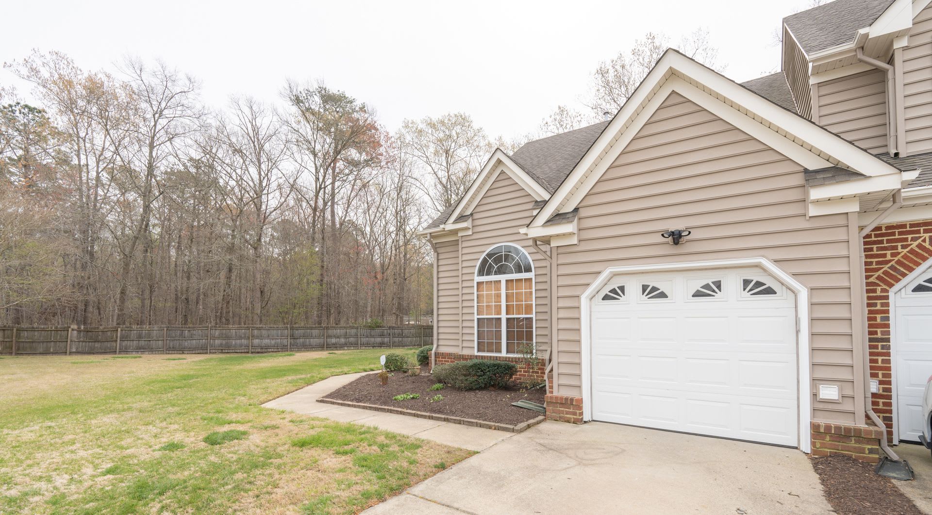 MOVE IN READY Townhome in the Heart of Suffolk! – photo 1