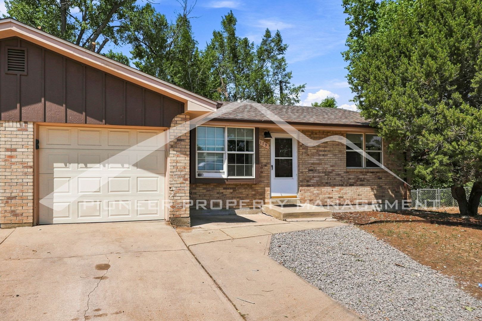 Charming 1 2 Duplex On Quiet Cul De Sac With Fenced Yard – photo 1