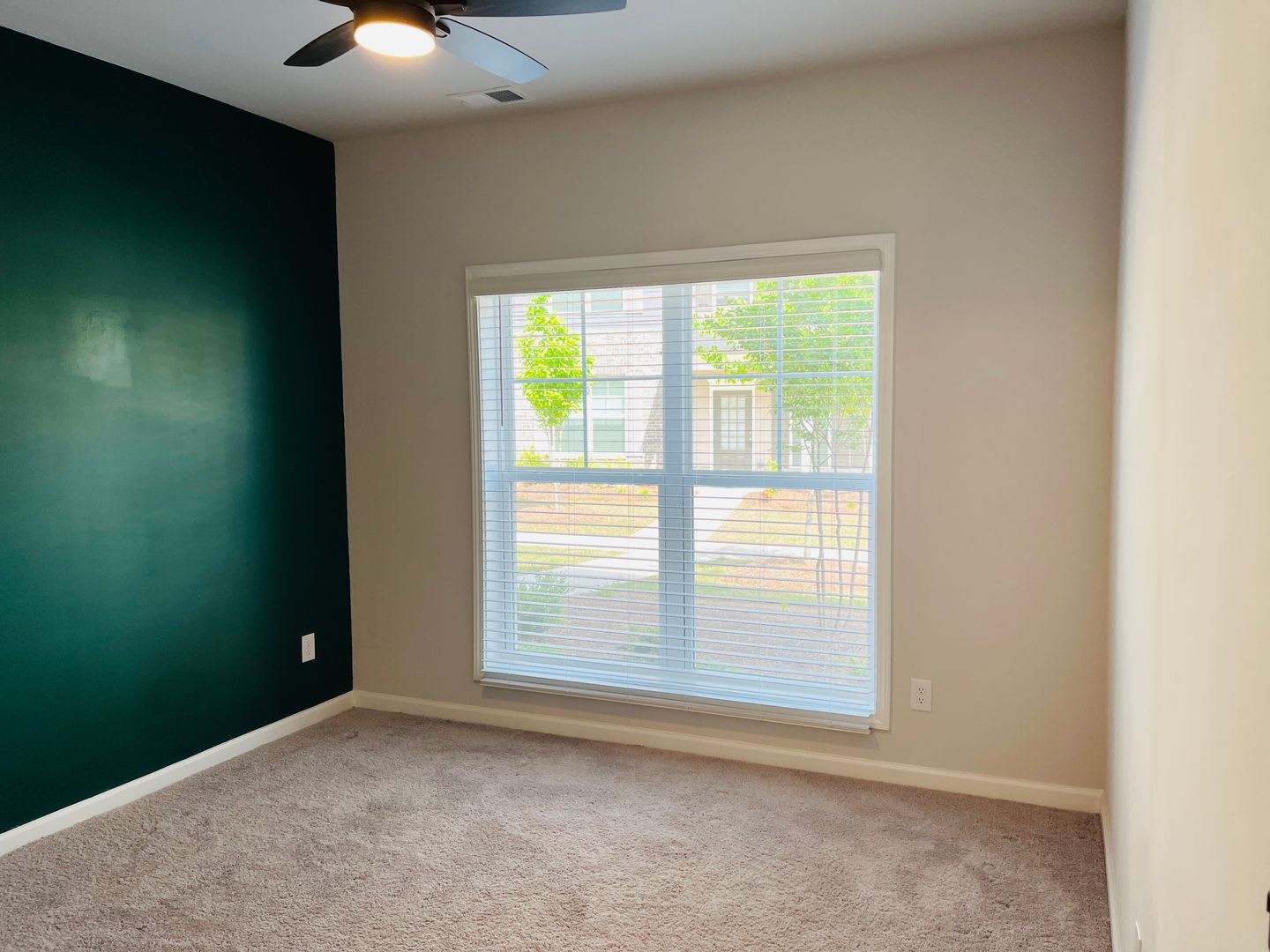 Stunning 3 Bedroom 3 5 Bathroom Townhome Located On The Newnan Linc Must See 500 Off First Months Rent With Mi On Or Before 8 31 – photo 3