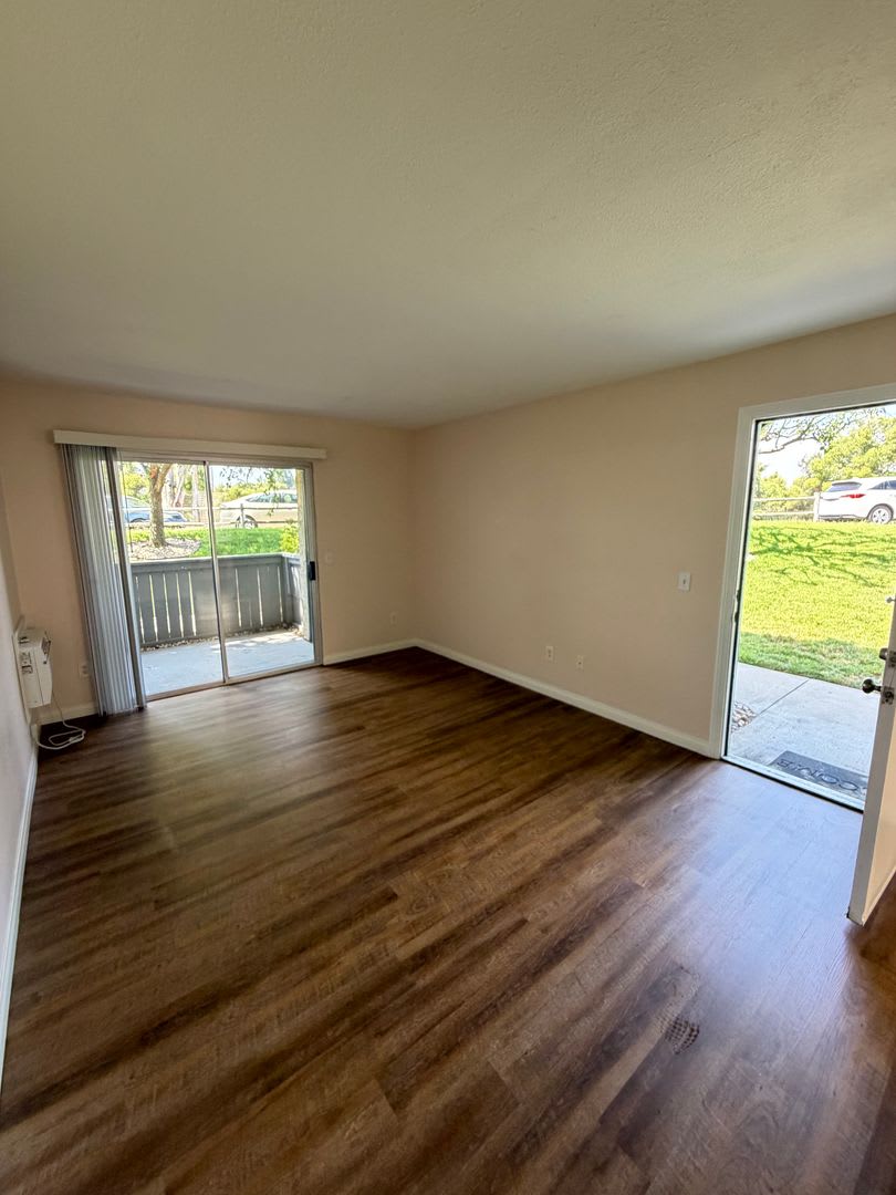 2Br 1Ba Lakeside Ground Floor Condo With 1 Car Detached Garage 1 Uncovered Parking Space Community Pool – photo 3