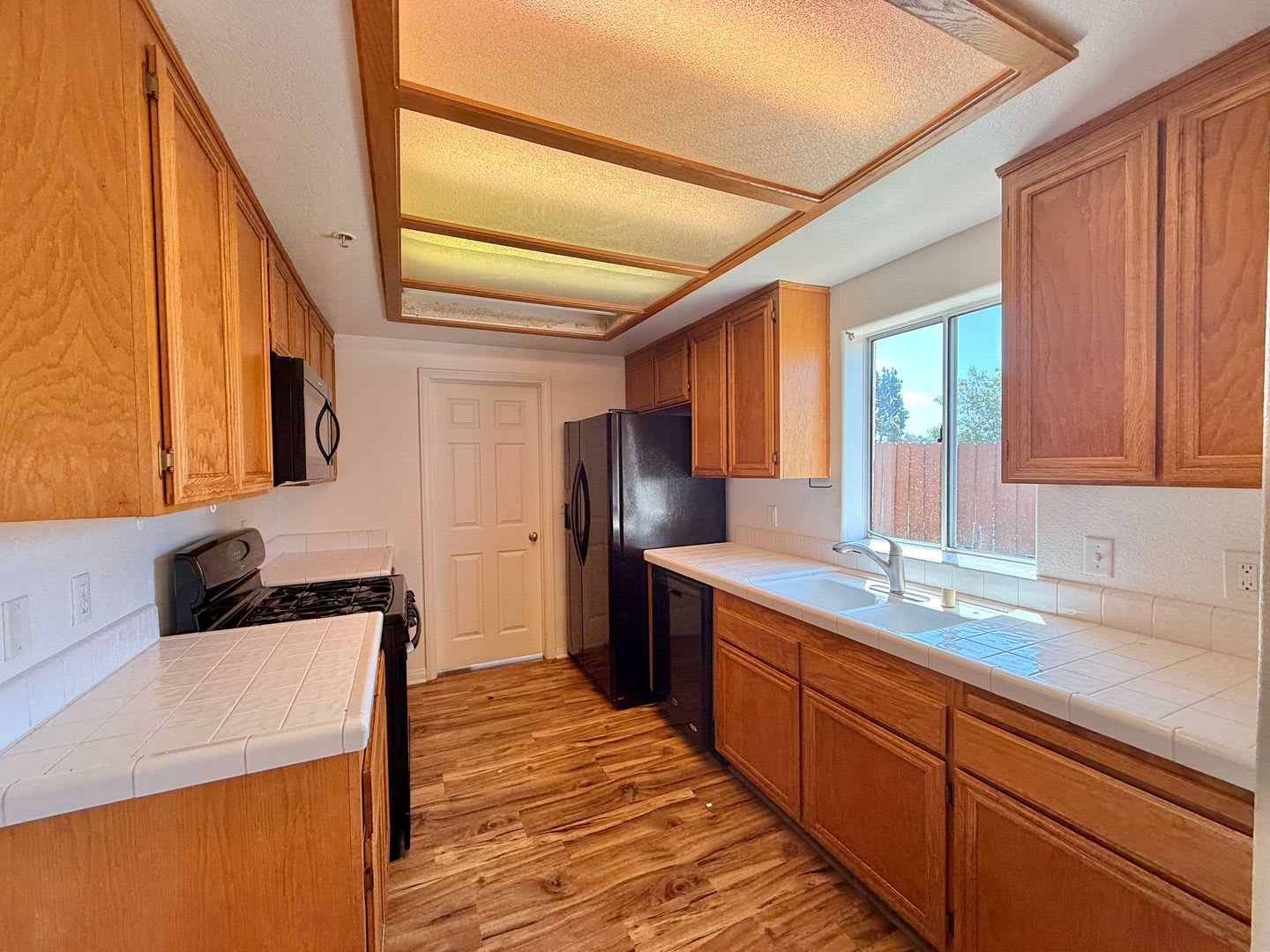 Vista home with a 2 car garage and additional parking – photo 4